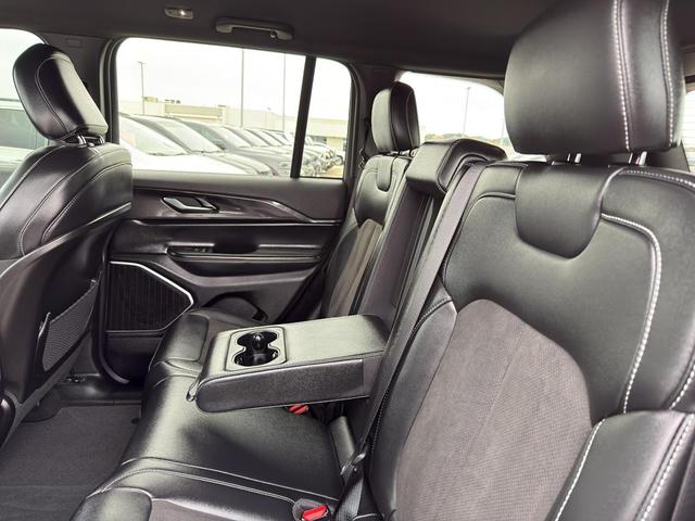 Photo of 2022 Silver Zynith Jeep Grand Cherokee