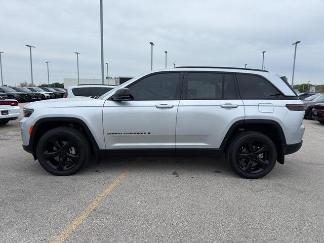 Photo of 2022 Silver Zynith Jeep Grand Cherokee