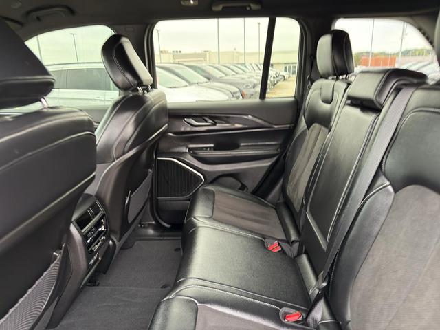 Photo of 2022 Silver Zynith Jeep Grand Cherokee