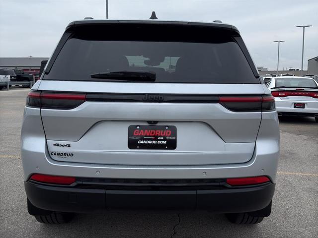 Photo of 2022 Silver Zynith Jeep Grand Cherokee