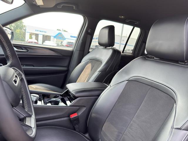 Photo of 2023 Bright White Clearcoat Jeep Grand Cherokee