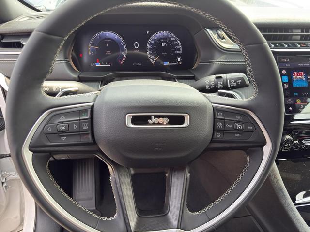 Photo of 2023 Bright White Clearcoat Jeep Grand Cherokee
