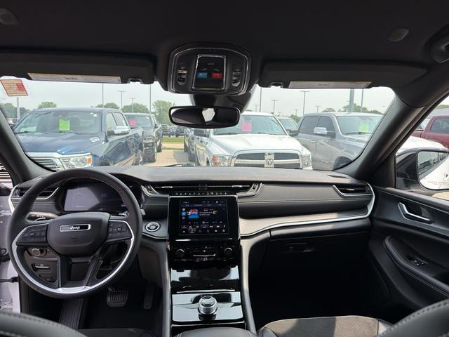 Photo of 2023 Bright White Clearcoat Jeep Grand Cherokee