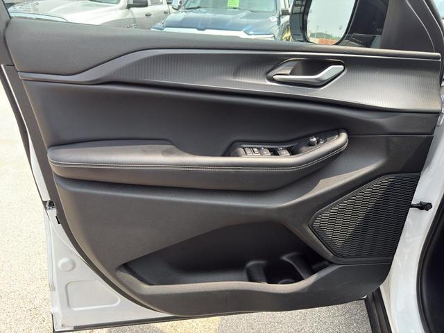 Photo of 2023 Bright White Clearcoat Jeep Grand Cherokee