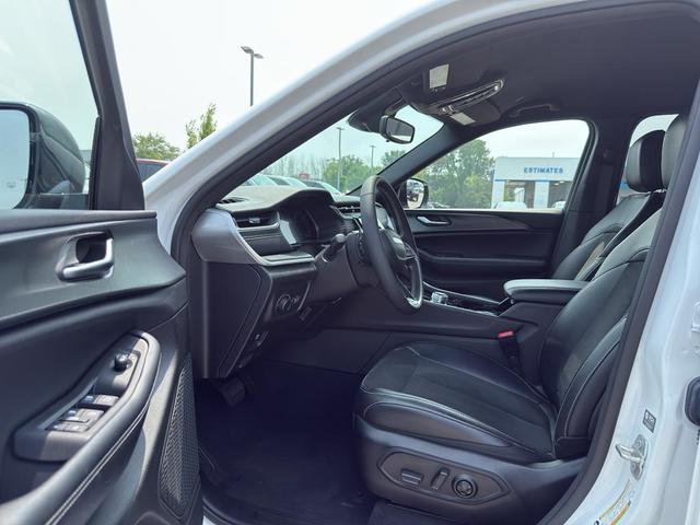 Photo of 2023 Bright White Clearcoat Jeep Grand Cherokee
