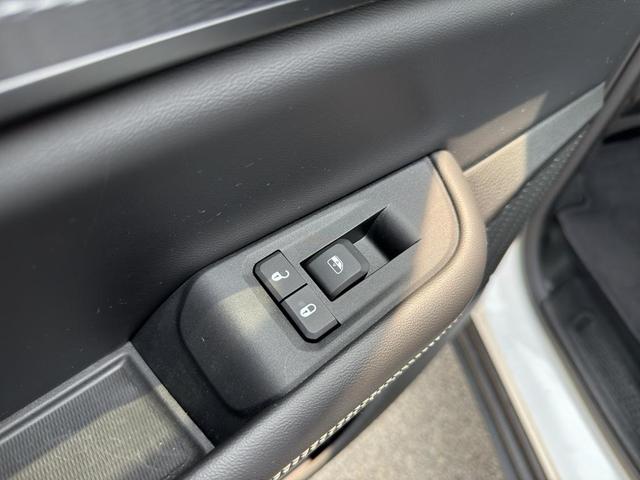 Photo of 2023 Bright White Clearcoat Jeep Grand Cherokee