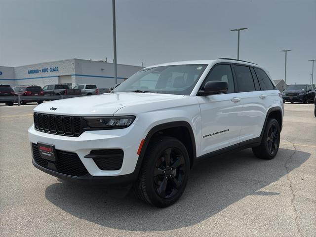 Photo of 2023 Bright White Clearcoat Jeep Grand Cherokee