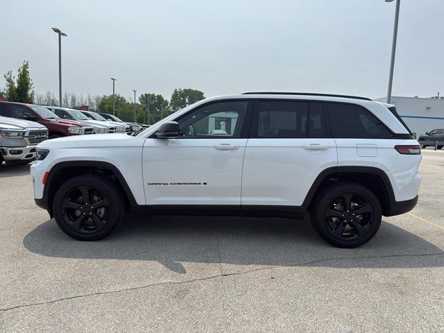 Photo of 2023 Bright White Clearcoat Jeep Grand Cherokee