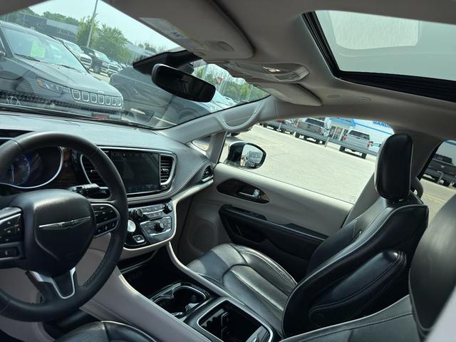 Photo of 2023 Silver Mist Clearcoat Chrysler Pacifica