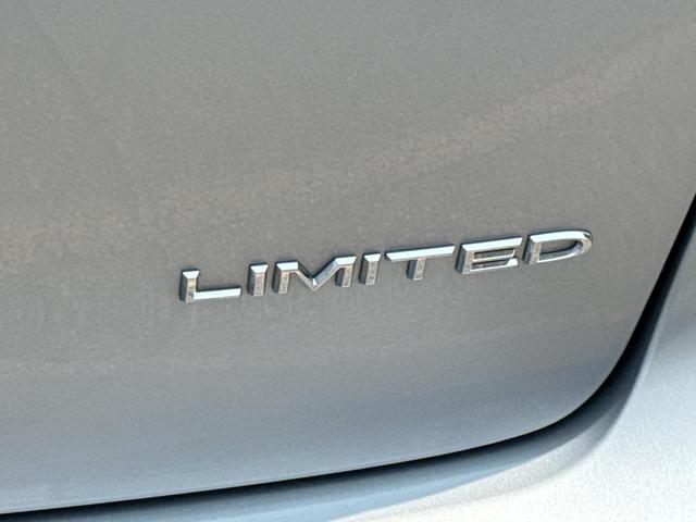 Photo of 2023 Silver Mist Clearcoat Chrysler Pacifica
