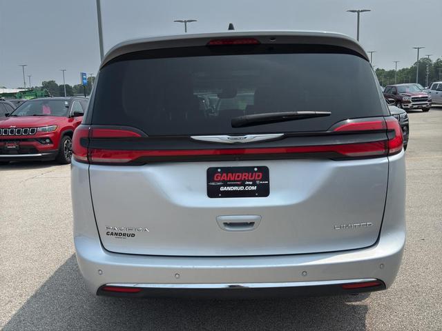 Photo of 2023 Silver Mist Clearcoat Chrysler Pacifica