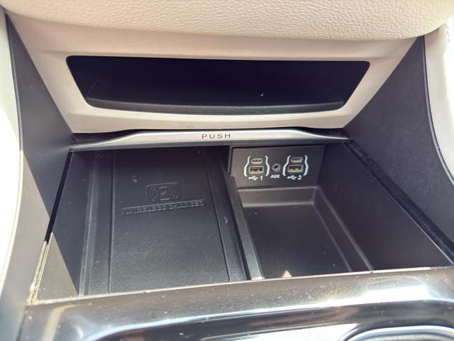 Photo of 2023 Silver Mist Clearcoat Chrysler Pacifica