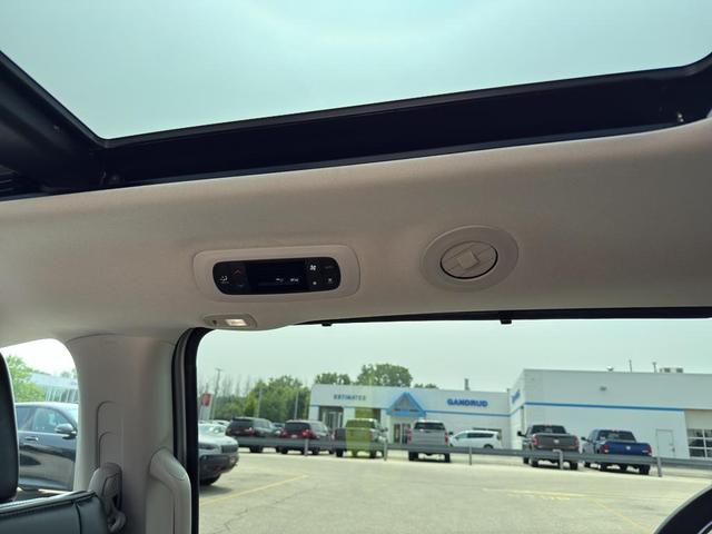 Photo of 2023 Silver Mist Clearcoat Chrysler Pacifica