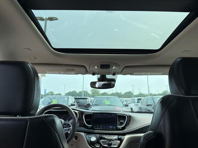 Photo of 2023 Silver Mist Clearcoat Chrysler Pacifica