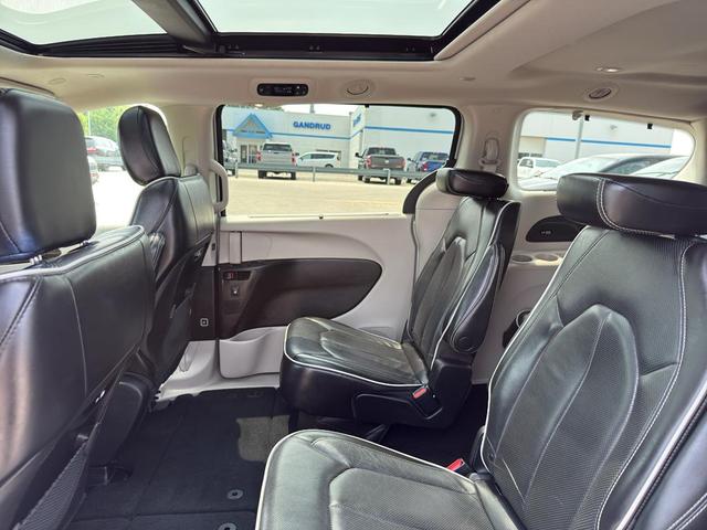 Photo of 2023 Silver Mist Clearcoat Chrysler Pacifica