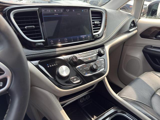 Photo of 2023 Silver Mist Clearcoat Chrysler Pacifica