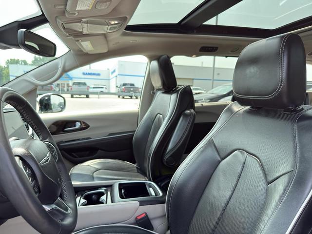 Photo of 2023 Silver Mist Clearcoat Chrysler Pacifica