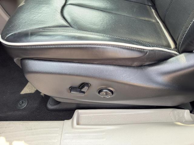 Photo of 2023 Silver Mist Clearcoat Chrysler Pacifica
