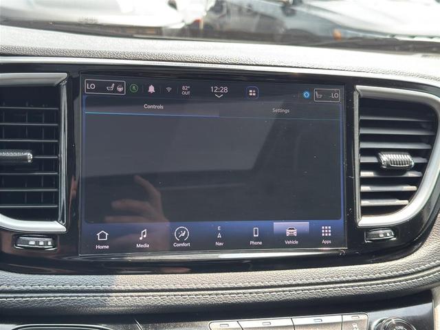 Photo of 2023 Silver Mist Clearcoat Chrysler Pacifica
