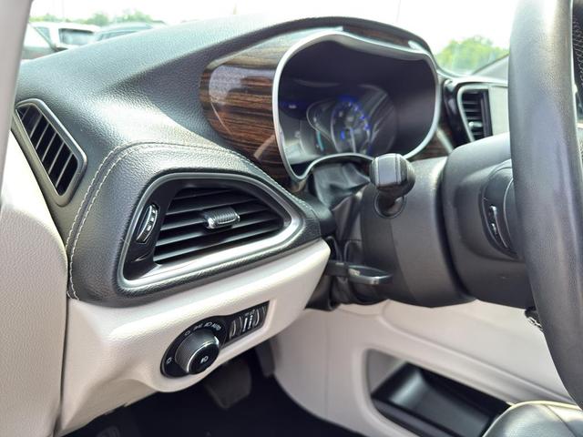 Photo of 2023 Silver Mist Clearcoat Chrysler Pacifica