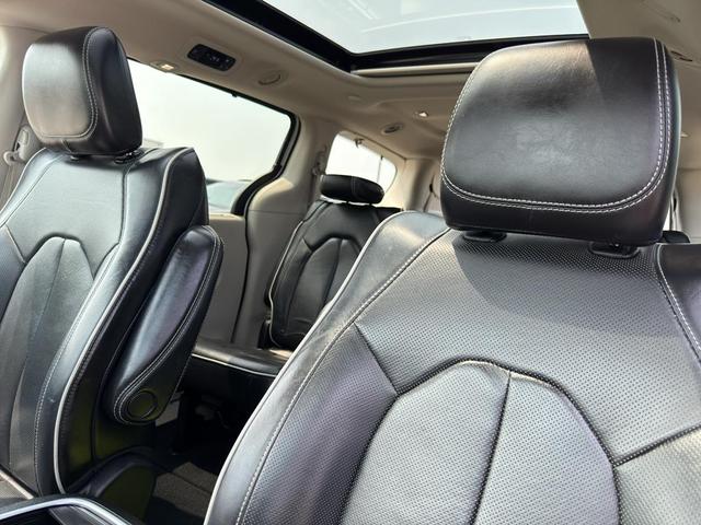 Photo of 2023 Silver Mist Clearcoat Chrysler Pacifica