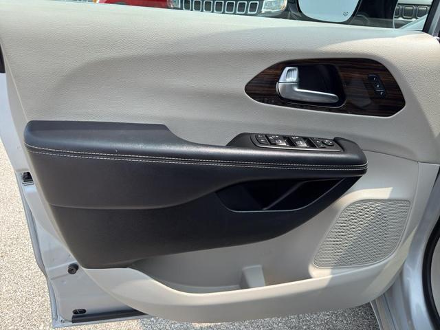 Photo of 2023 Silver Mist Clearcoat Chrysler Pacifica