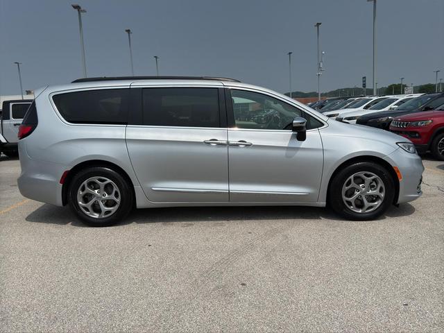 Photo of 2023 Silver Mist Clearcoat Chrysler Pacifica