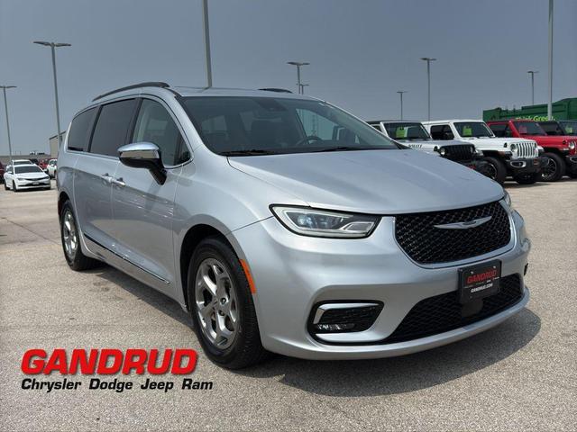 Photo of 2023 Silver Mist Clearcoat Chrysler Pacifica