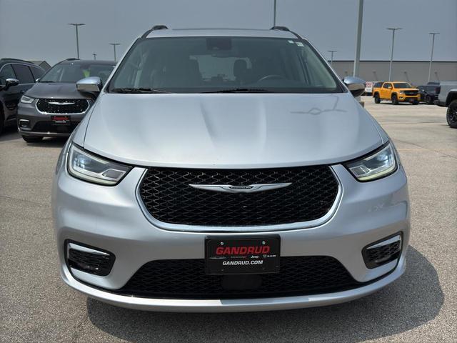Photo of 2023 Silver Mist Clearcoat Chrysler Pacifica