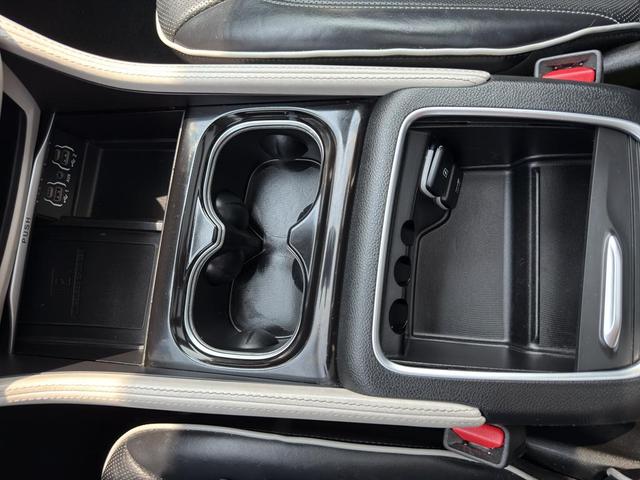 Photo of 2023 Silver Mist Clearcoat Chrysler Pacifica