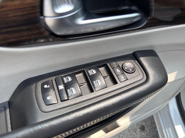Photo of 2023 Silver Mist Clearcoat Chrysler Pacifica