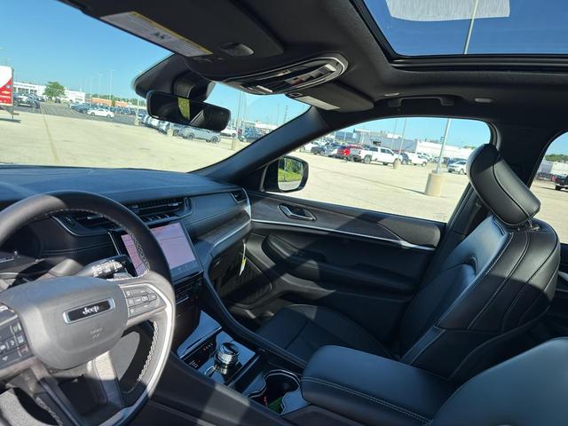 Photo of 2025 Metallic Jeep Grand Cherokee L