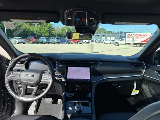 Photo of 2025 Metallic Jeep Grand Cherokee L