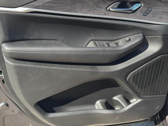 Photo of 2025 Metallic Jeep Grand Cherokee L