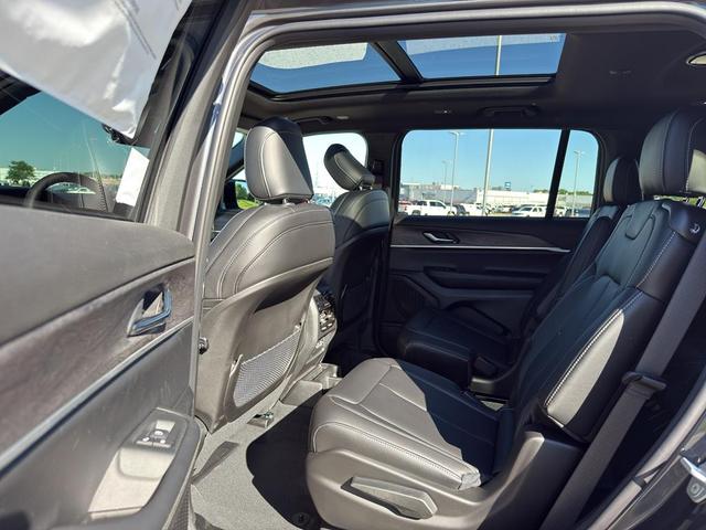 Photo of 2025 Metallic Jeep Grand Cherokee L