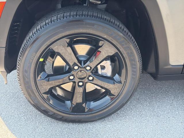 Photo of 2025 Silver Zynith Jeep Grand Cherokee L