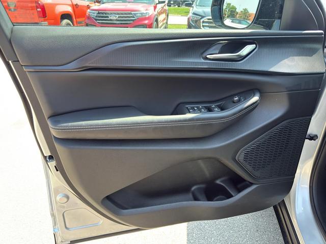 Photo of 2025 Silver Zynith Jeep Grand Cherokee L