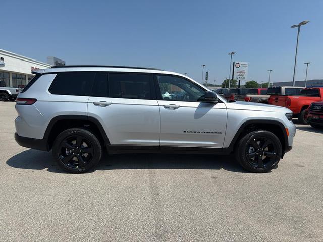 Photo of 2025 Silver Zynith Jeep Grand Cherokee L