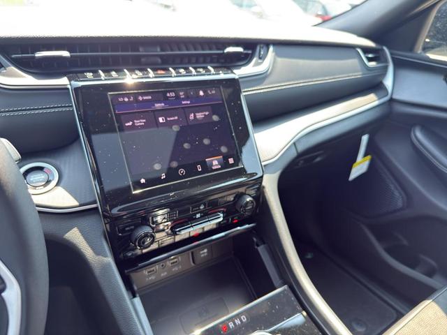 Photo of 2025 Silver Zynith Jeep Grand Cherokee L