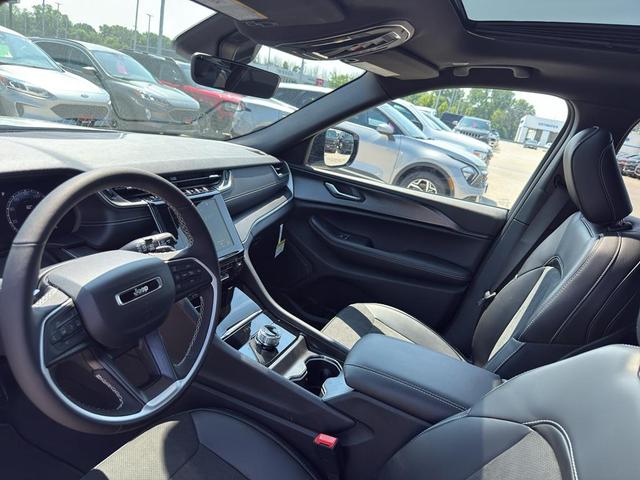 Photo of 2025 Silver Zynith Jeep Grand Cherokee L