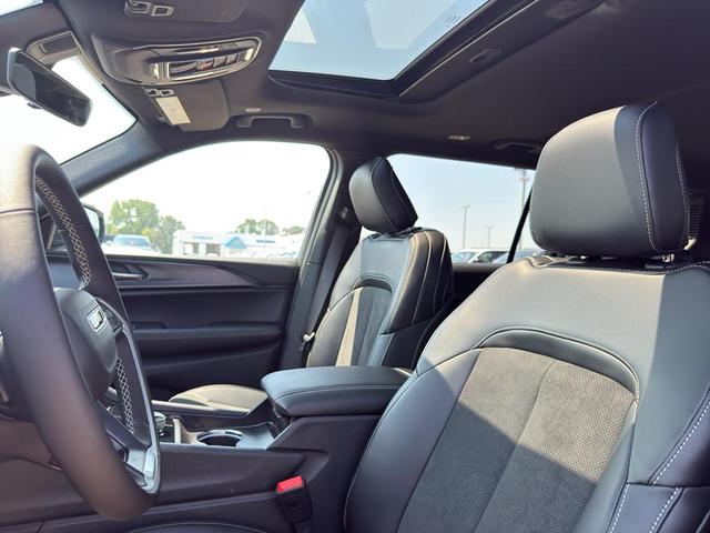 Photo of 2025 Silver Zynith Jeep Grand Cherokee L