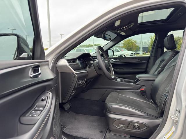 Photo of 2024 Silver Zynith Jeep Grand Cherokee