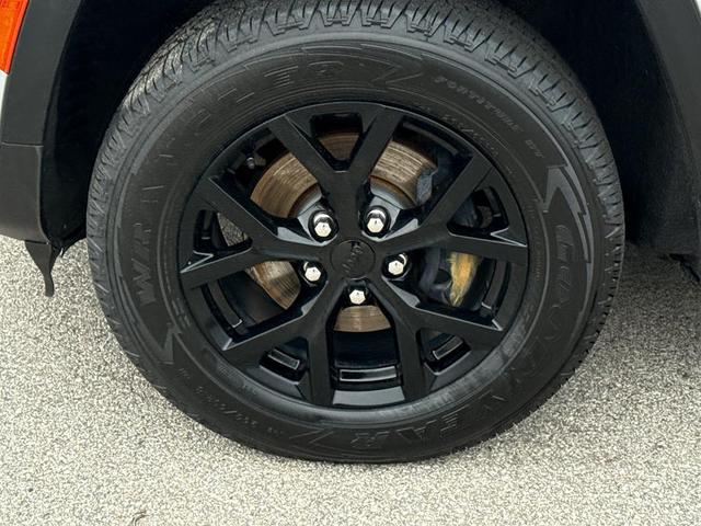 Photo of 2024 Silver Zynith Jeep Grand Cherokee