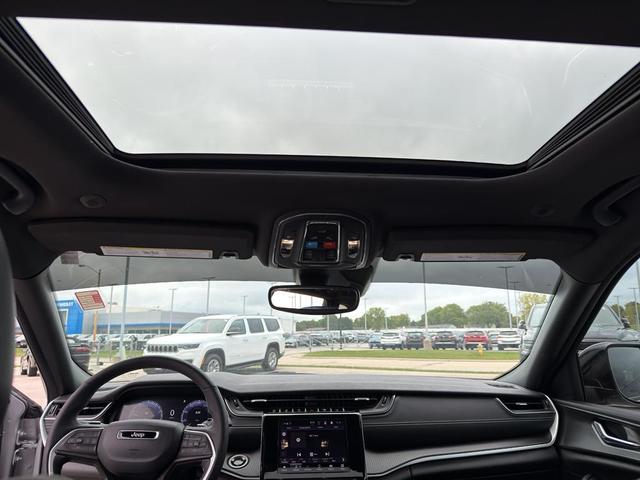 Photo of 2024 Silver Zynith Jeep Grand Cherokee