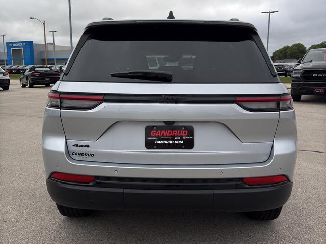 Photo of 2024 Silver Zynith Jeep Grand Cherokee