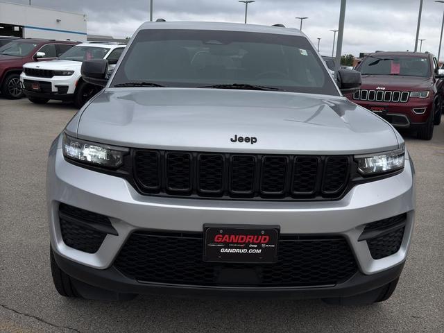 Photo of 2024 Silver Zynith Jeep Grand Cherokee