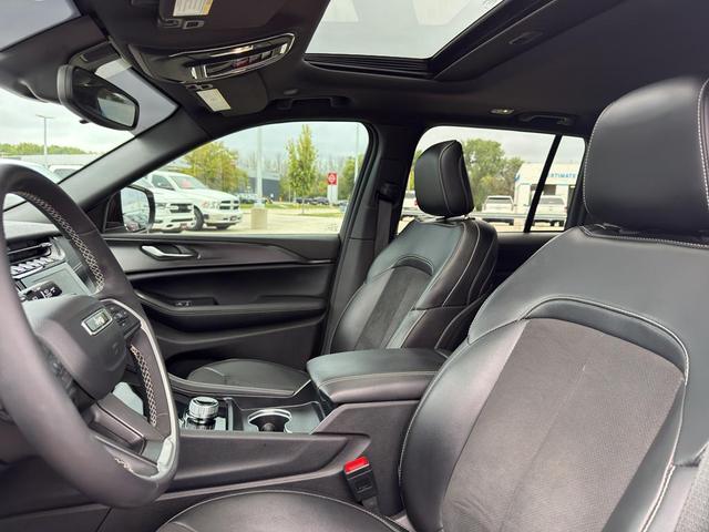Photo of 2024 Silver Zynith Jeep Grand Cherokee