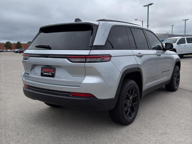Photo of 2024 Silver Zynith Jeep Grand Cherokee