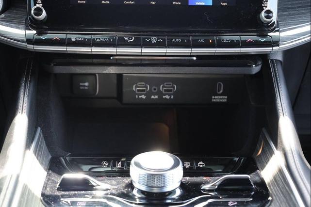 Photo of 2022 White Jeep Wagoneer