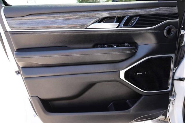 Photo of 2022 White Jeep Wagoneer